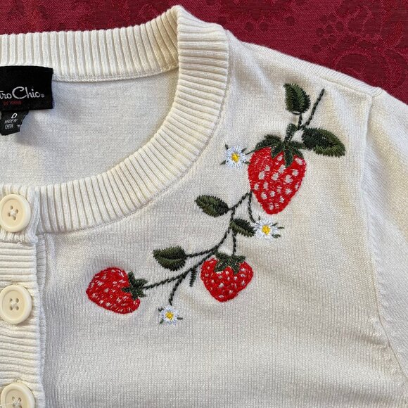 Retro Chic by Torrid Cottagecore Strawberry Cropped Cardigan Sweater Size 0 - Picture 4 of 16